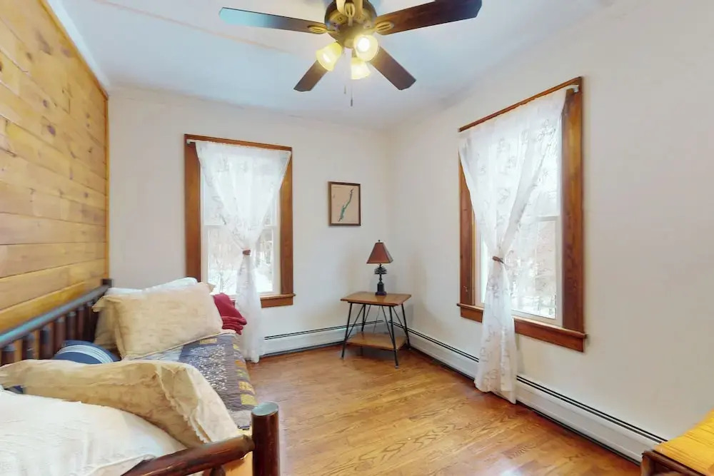 2 Mins to Lake Park, Beach & Town! Cozy Cottage