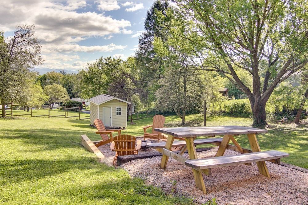 Mountain Home by Blue Ridge Pkwy: Views & Fire Pit