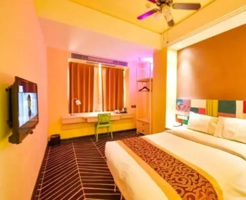 Zhanghe Hotel (Haikou Xiuying Port West Bus Station)