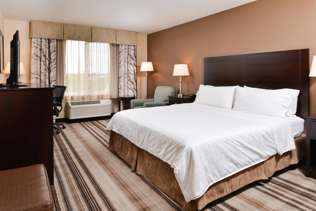 Holiday Inn Express & Suites Emporia Northwest by IHG
