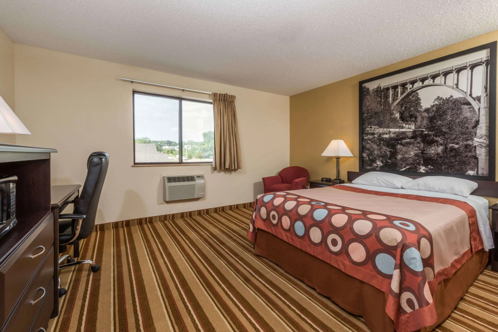 Super 8 by Wyndham Franklin/Middletown Area