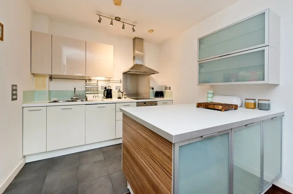 Spacious Flat With Balcony Close to the River in Greenwich by Underthedoormat
