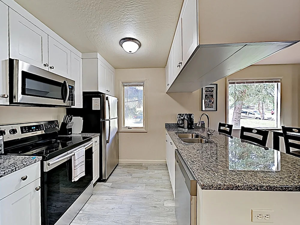 New Listing! Ski - Walk To Resort Base 1 Bedroom Condo