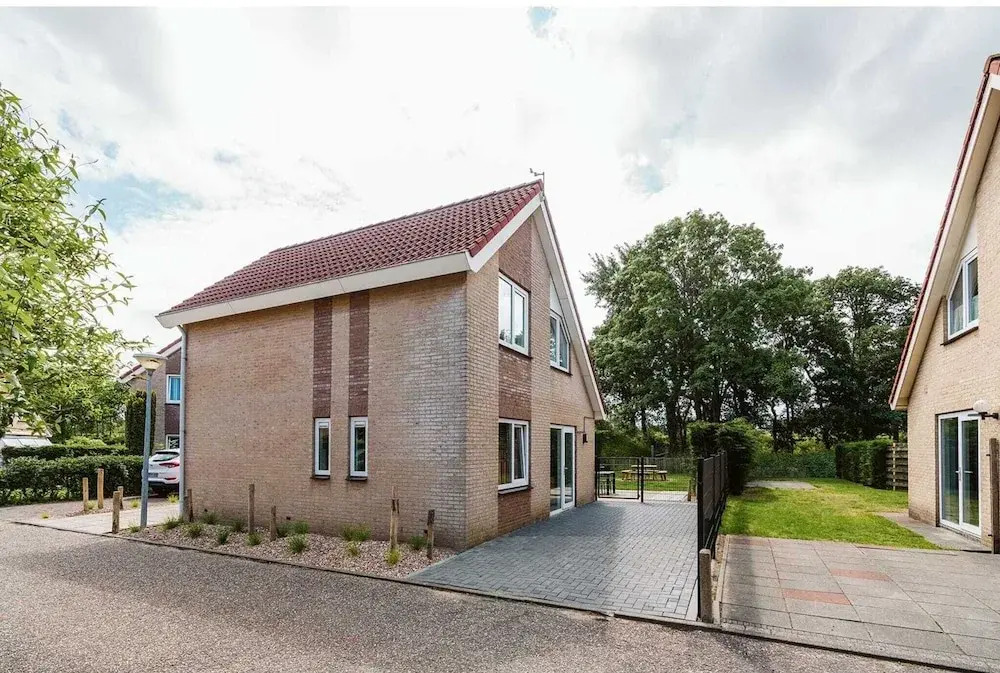 Holiday Home With Spacious Private Garden Within Walking Distance of the Beach