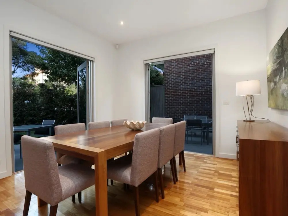 Kew Luxurious Townhouse