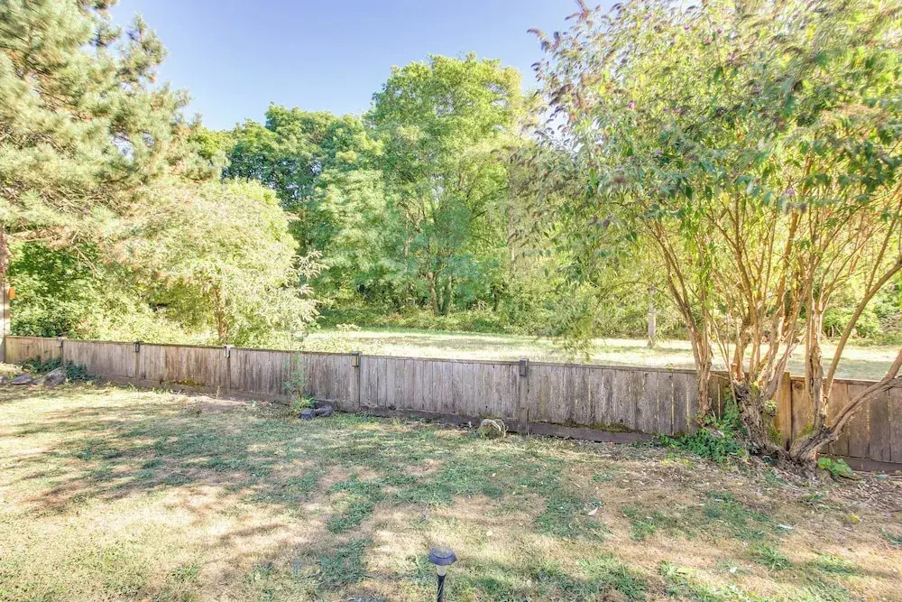 Pet-friendly Home w/ Yard, 2 Mi to Autzen Stadium