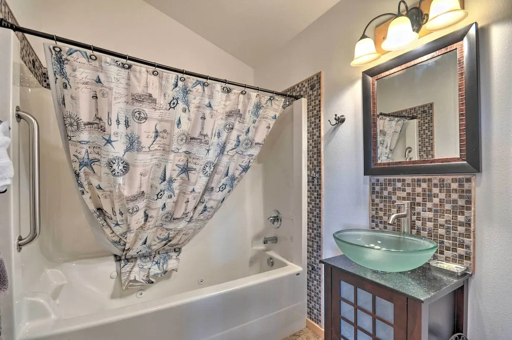 Coastal Retreat in Long Beach: Walk to Attractions