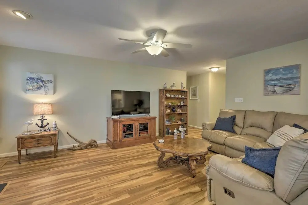 3 Mi to Bethany Beach: Gem w/ Deck & Pool Access