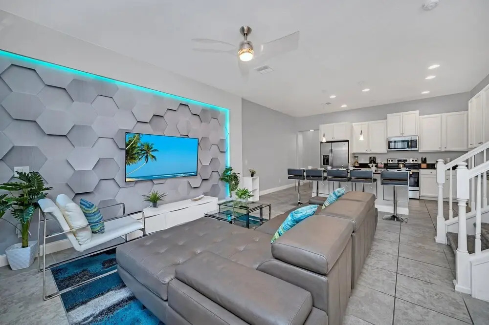 Vibrant Townhome w Private Pool, near Disney