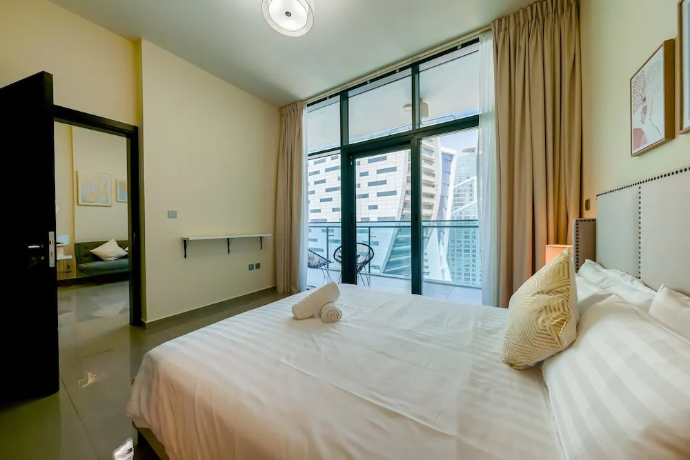 Tanin - Apartment Amidst Lively Area With Pool and Balcony