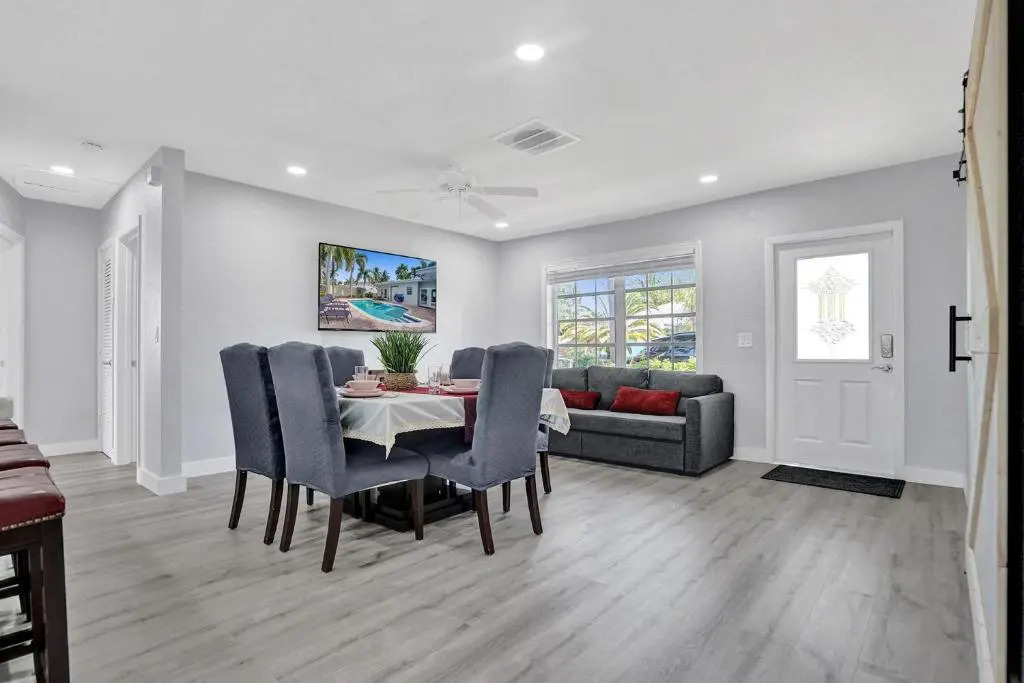 Modern 4bdr Home With Pool By The Beach