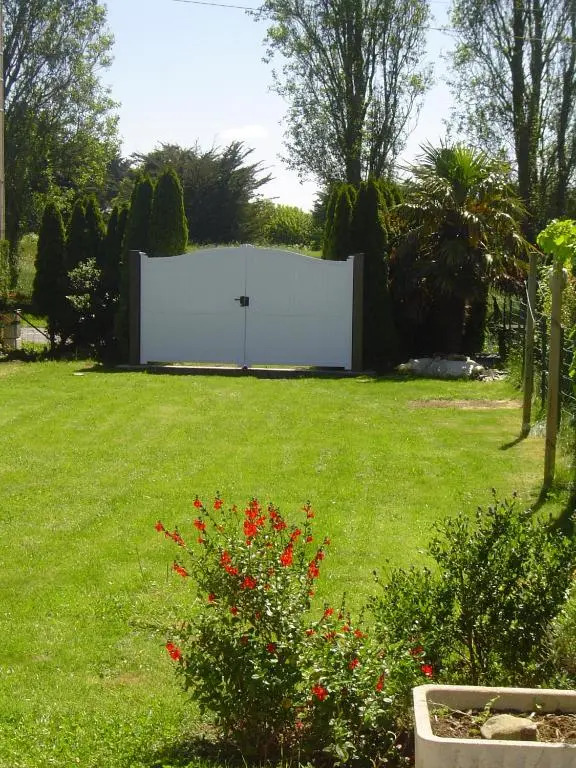 Maison avec jardin et plage de sable fin accessible à pied à 300m