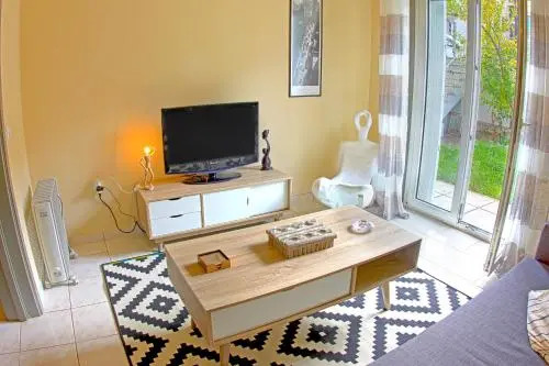Stylish City Center Garden Apartment