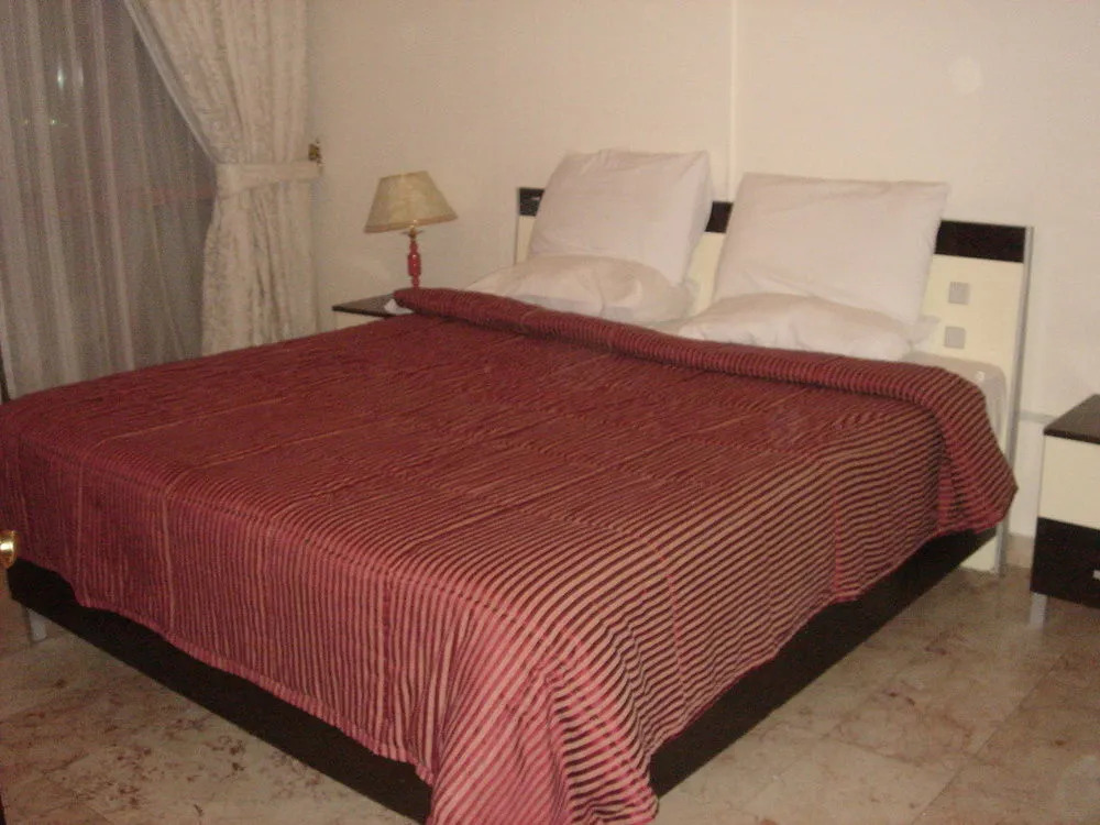 Al Commodore Suites
