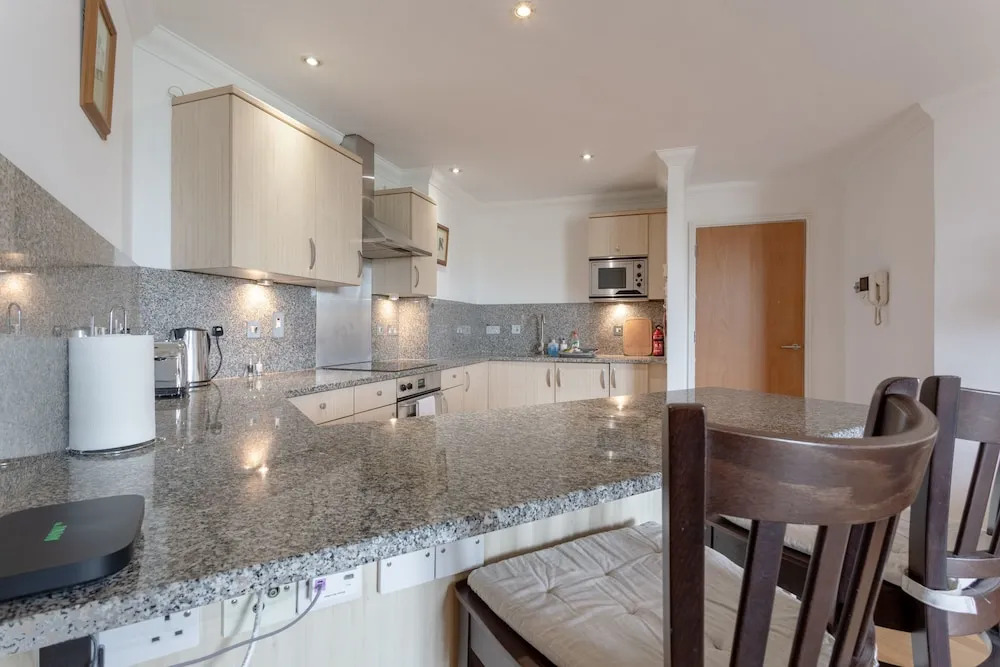 2 Bedroom Flat With Tower Bridge View