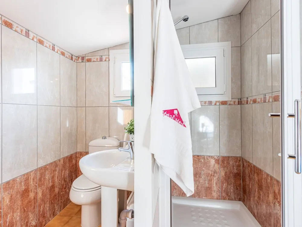 holiday house in Empuriabrava with private pool and mooring