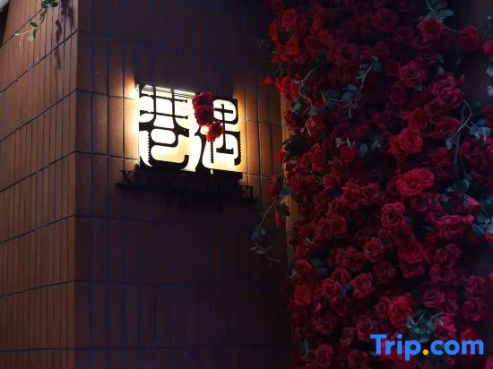 Xiangyu French Retro Hotel (Yanji Yanbian University Water Market Store)