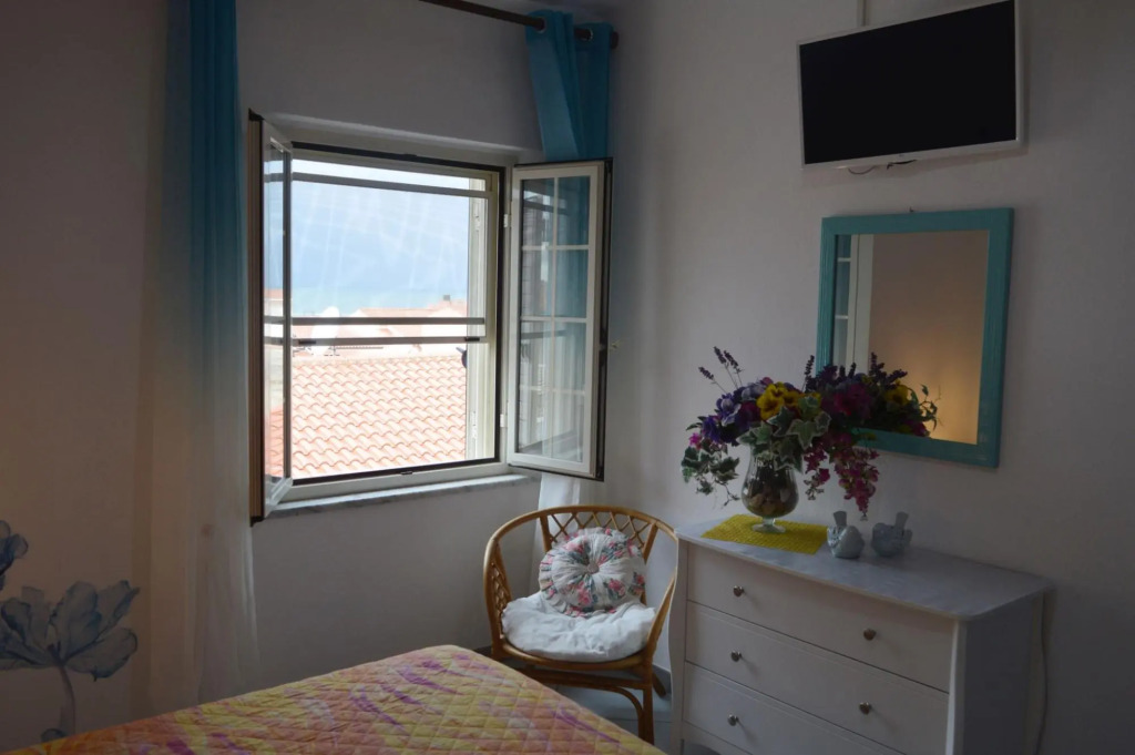 Holiday apartment in a small condominium 300 meters from the sea shore with sea view from the bedroo-Appartamento dei Gabbiani