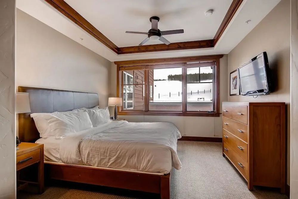 One Ski Hill Place 8307 - Ski-In/Ski-Out by RedAwning