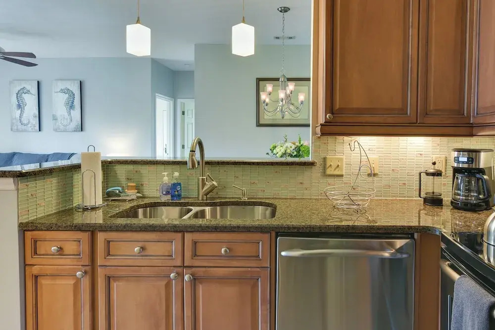 Mount Pleasant Condo w/ Pool & Bikes: Near Beach!
