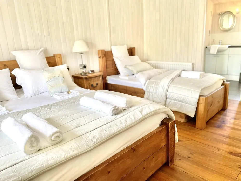 Holiday Lettings Beech Lodge - Stunning 6-bed King
