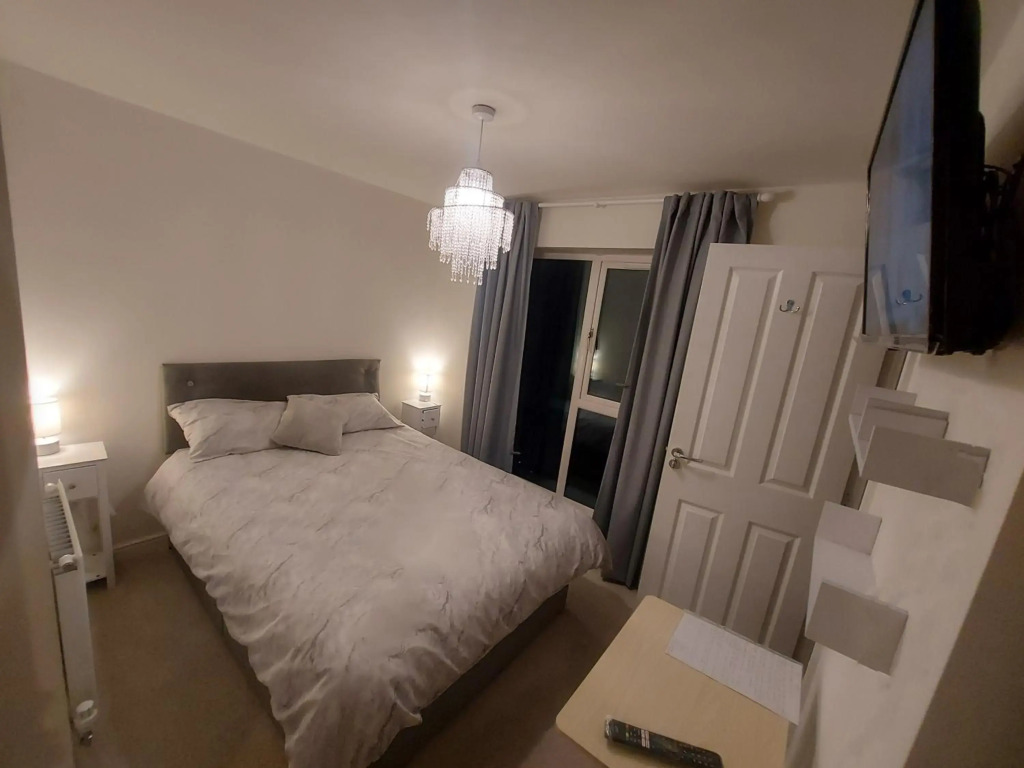 DOUBLE ROOM, FULL KITCHEN, OWN BATHROOM, SMART TV in TELFORD OAKENGATES KETLEY