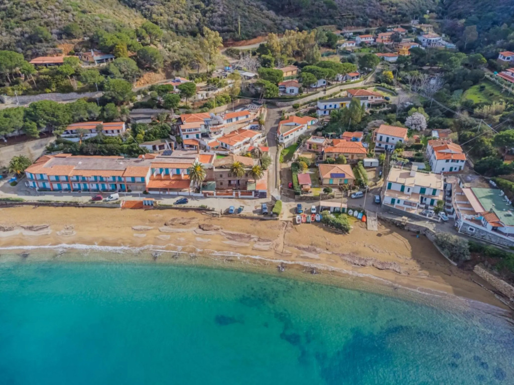 Un Giardino Su Pareti a few hundred meters from the beach with parking space and garden-UN GIARDINO SU PARETI
