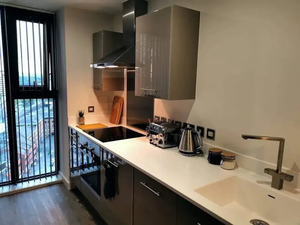 A Modern Studio With Great City Views - 17th Floor, City Views & 2 Minutes to Canal