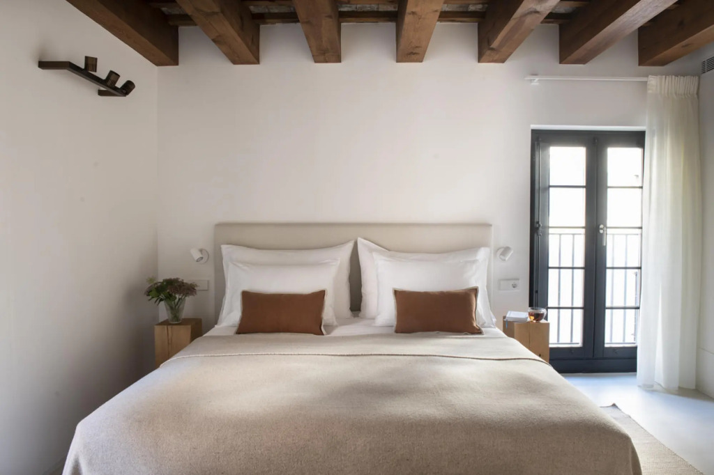 Distinguished apartment with 3 bedrooms, 3 bathrooms and a private terrace with sea views.