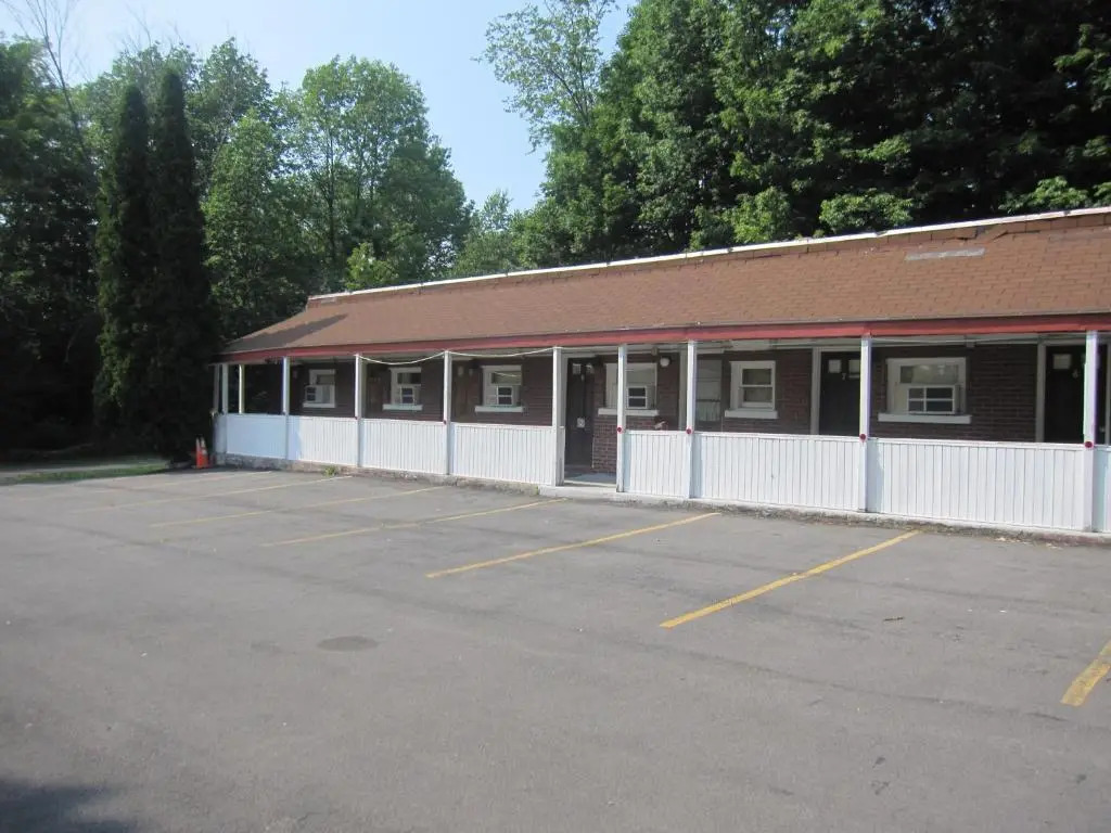 Pinecrest Motel