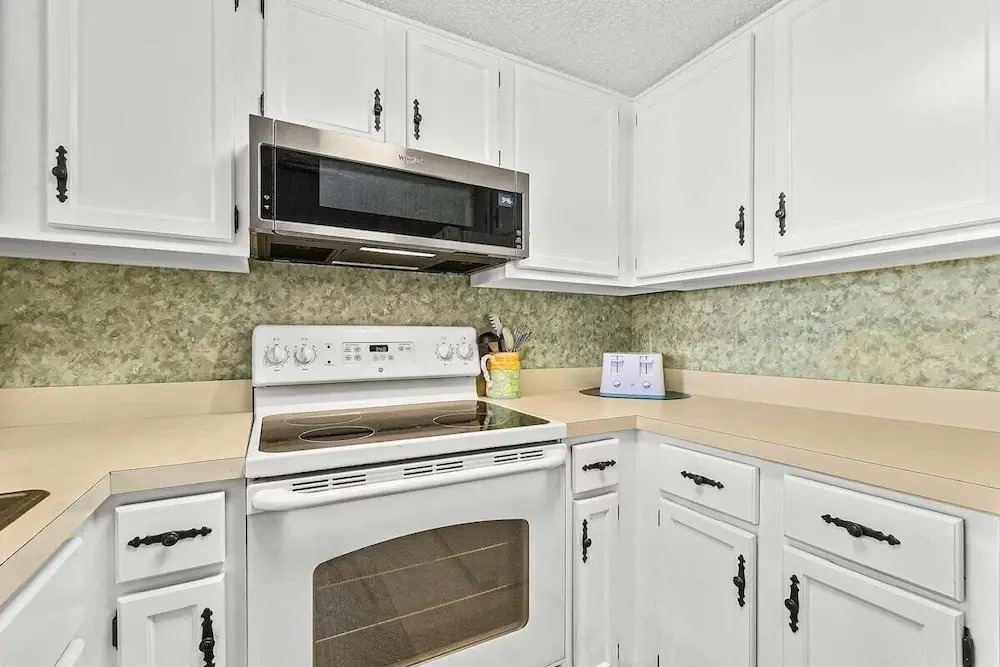 St Augustine Beach Retreat~ Oceanfront Resort 2 Pools Hot Tubs Pickleball, Trolley!