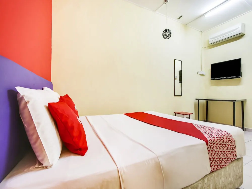 OYO 89615 T Family Hotel