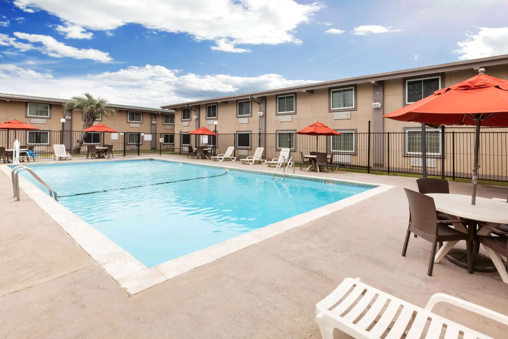 Super 8 by Wyndham Beaumont I-10 College St