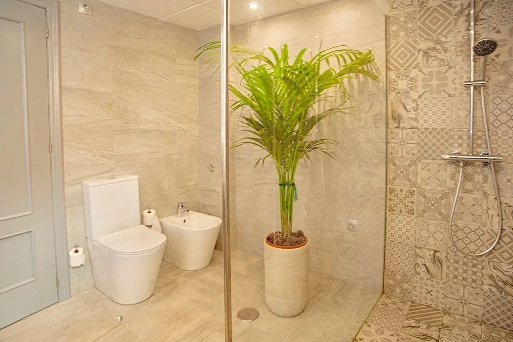 3 Bed House - Sleeps 6 - Pool - Garden - Parking