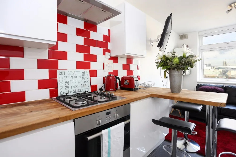 4 Bedroom Apartment in Shepherd's Bush Accommodates 10