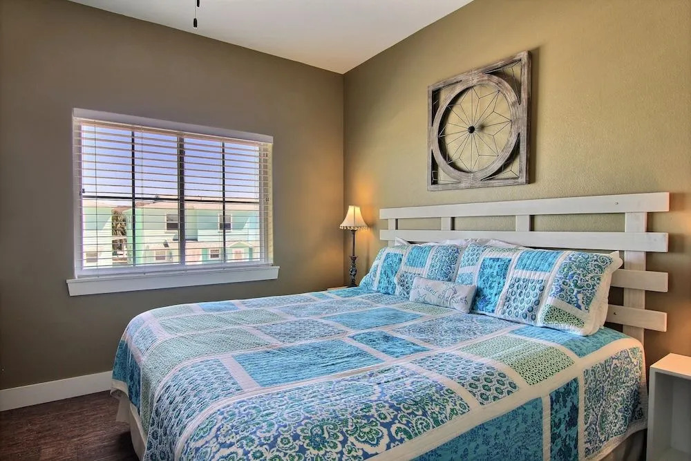 Nautilus Cottage 5 by RedAwning