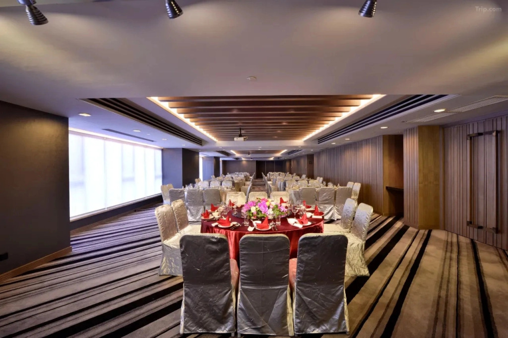 Отель Zhenyue Longbao Chengdu Taikoo Li Branch Chunxi Road