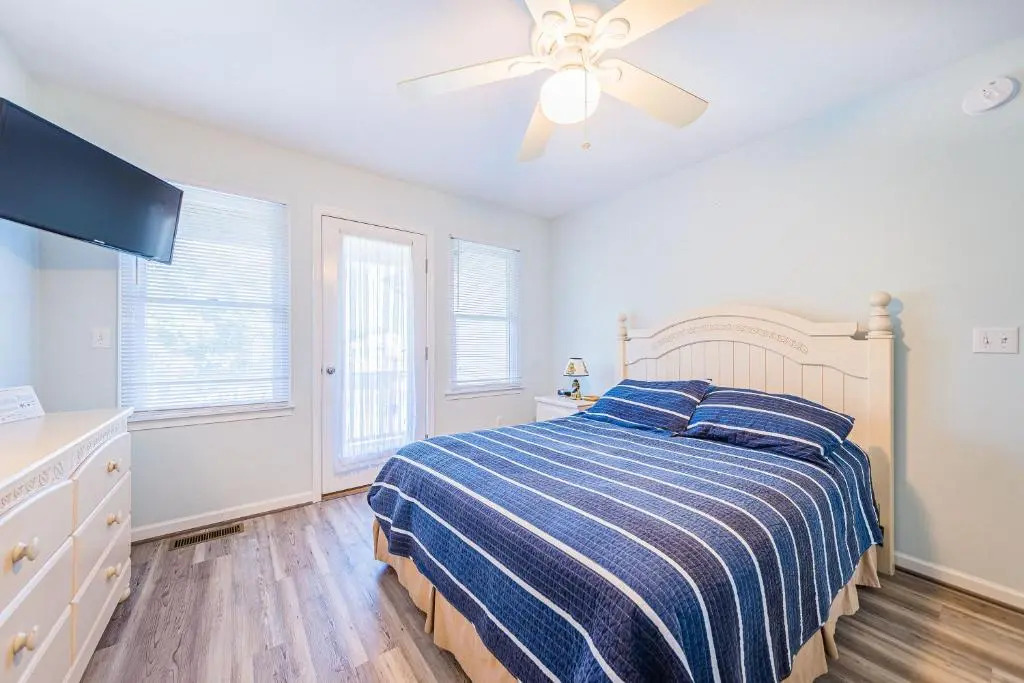 King BEEch - Southern Shores, 300 Yds to Beach, Ocean View, Pool, Hot Hub, Fenced Yard