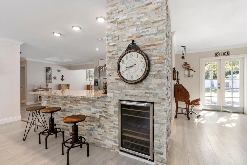 Beautiful home- Private getaway-Heated Pool/Hottub