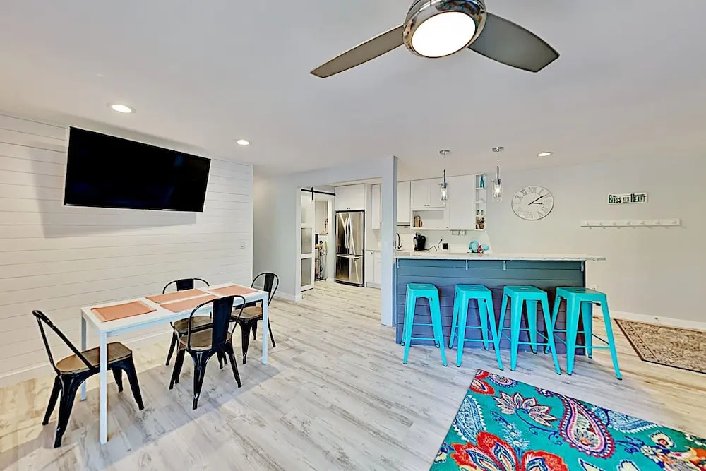 Beautifully Renovated 2 Br Villa Walk To Beach Condo