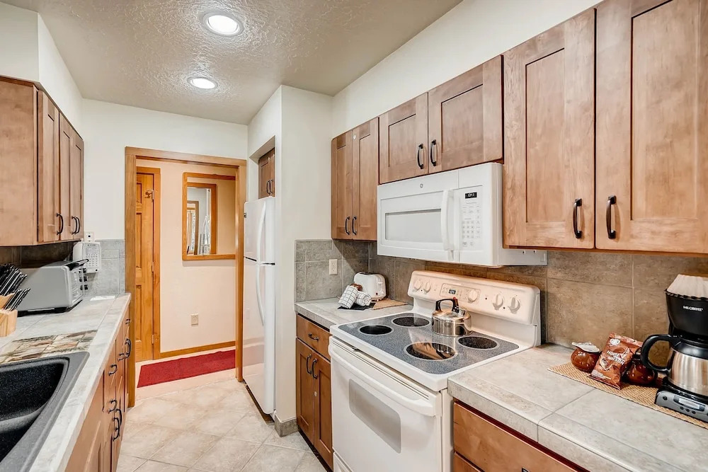 Premier 2BR 2BA in Lakeside Village- Kids Ski Free! condo