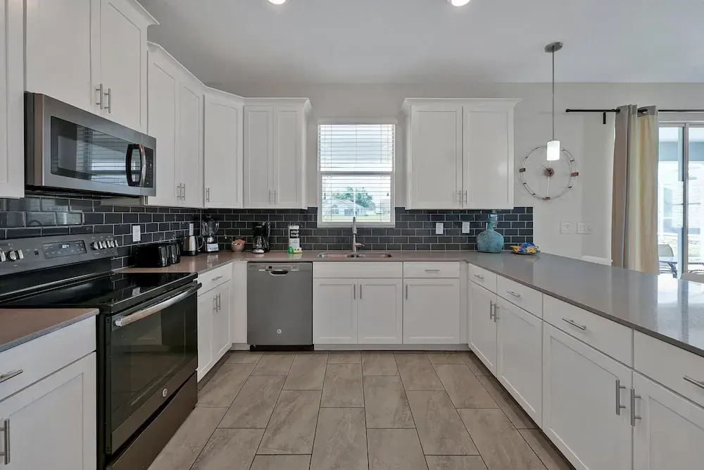 1674 Moon Valley DR, Davenport, 6bed
