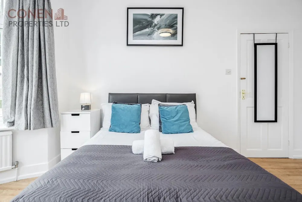 Impeccable 4-bed Apartment in Hornchurch