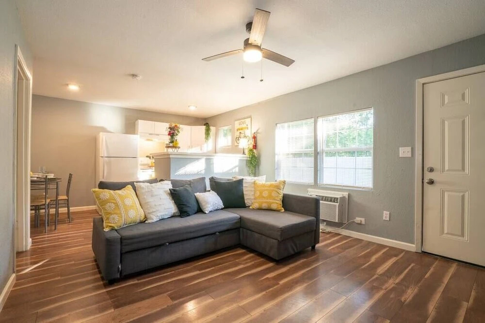 King Bed Retreat Fast Wifi Gated Complex