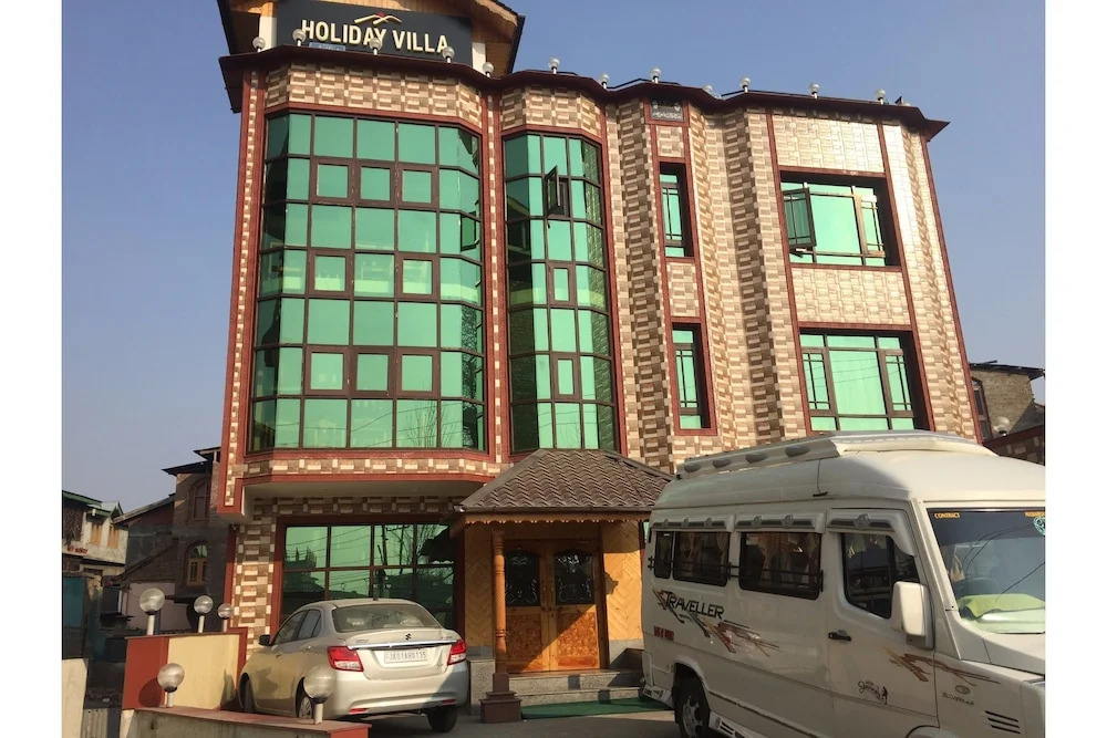 OYO 27855 Hotel Holiday Villa