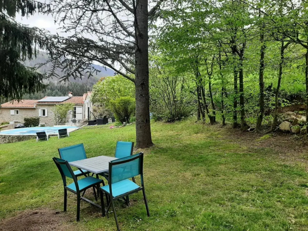 maison en pierre dans un écrin de verdure