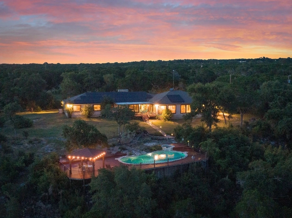 111 Wimberley - 6 Bedroom Home