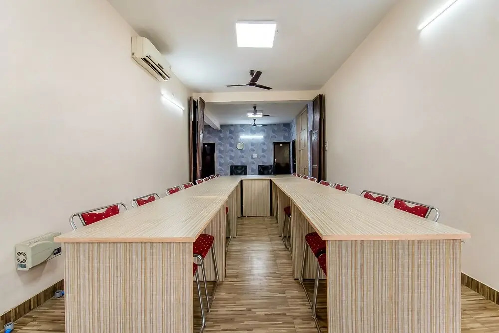 Oyo 60880 Grand Imperia Inn