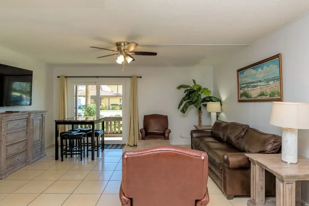 Modern 3br Condo Sleeps 6 Near Beach 3 Bedroom Condo