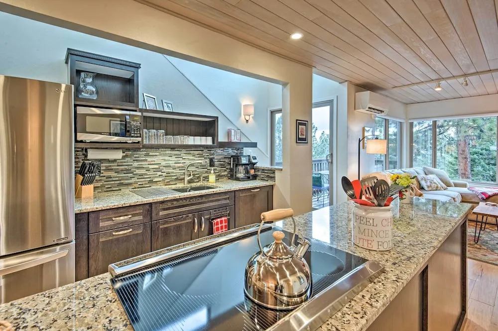 2 Mi to Heavenly Mountain: Tahoe Retreat w/ Views